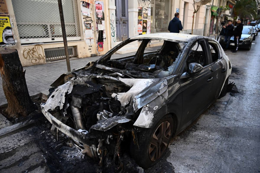 Εξάρχεια: «Έφευγαν βροχή οι μολότοφ, κινδύνευσε να καεί πολυκατοικία» – Τρόμος μετά τα επεισόδια
