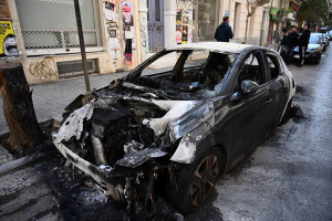 Εξάρχεια: «Έφευγαν βροχή οι μολότοφ, κινδύνευσε να καεί πολυκατοικία» – Τρόμος μετά τα επεισόδια