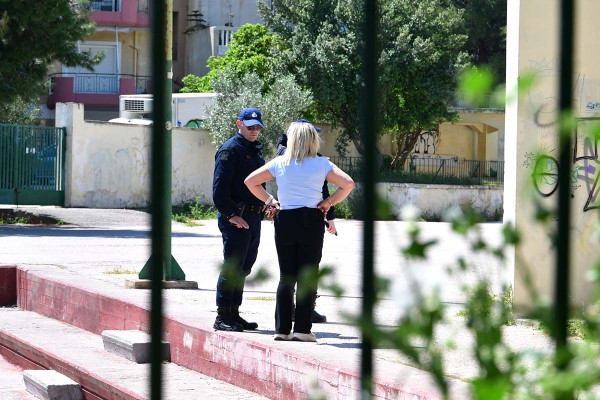 Κρίσιμες οι επόμενες ημέρες για την 13χρονη που έπεσε από μπαλκόνι σχολείου στο Χαϊδάρι – Παραμένει διασωληνωμένη στη ΜΕΘ