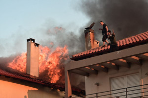Κόλαση πυρός: Καίγονται σπίτια στο Κρυονέρι, μεγάλες εστίες φωτιάς σε Εύβοια, Κύθηρα
