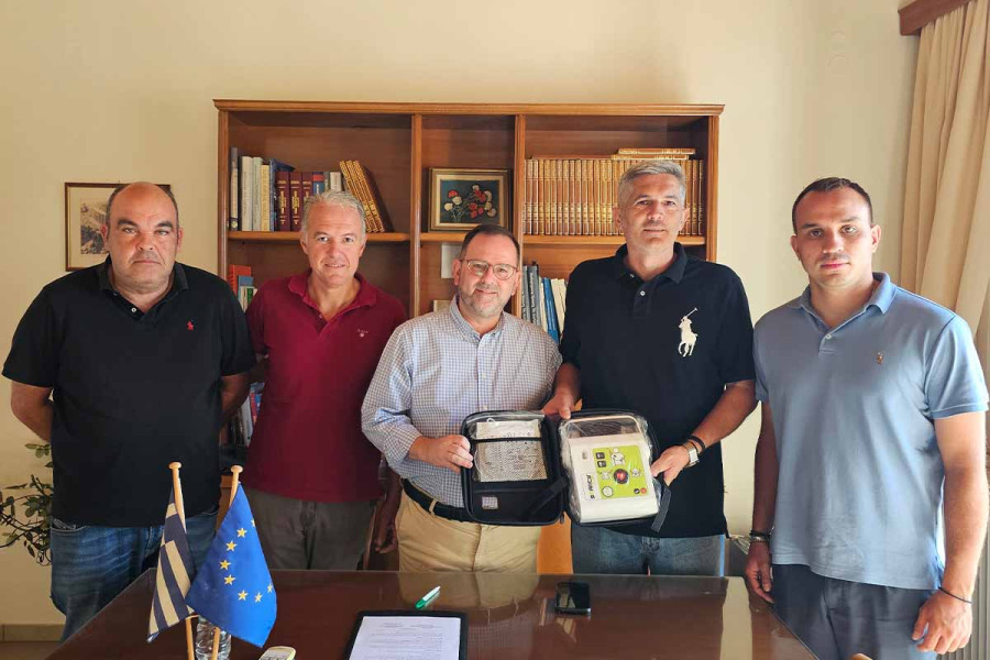 Παράδοση τριών απινιδωτών σε Κοινότητες της Ηλείας από τον Αντιπεριφερειάρχη Νίκο Κοροβέση