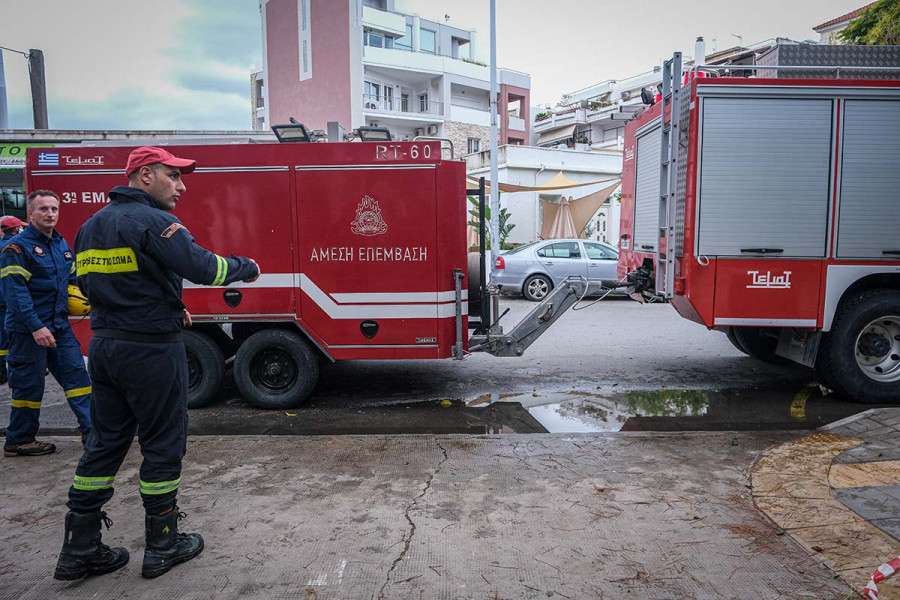 Κατέρρευσε κτήριο στην Ακαδημία Πλάτωνος, έρευνες για τυχόν εγκλωβισμένους από διασώστες