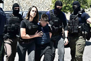 Στις φυλακές Κορυδαλλού η Μουρτζούκου - Στην ίδια πτέρυγα με Πισπιρίγκου, με παγωμένο βλέμμα βγήκε από τη ΓΑΔΑ