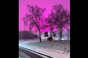 Viral οι εικόνες από τον φούξια ουρανό στα Δυτικά Μίντλαντς στην Αγγλία (video)