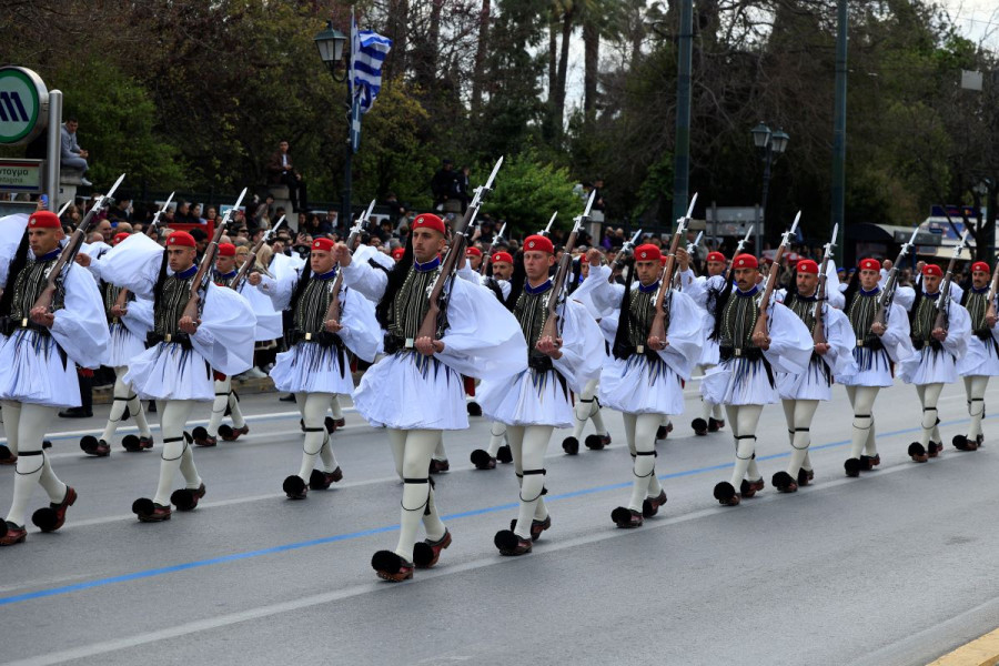 Σταθερός ρυθμός, άψογος βηματισμός – Συγκίνηση για τους Εύζωνες στην παρέλαση της 25ης Μαρτίου