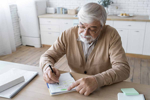 Έρευνα: Πώς ο τρόπος που γράφουν οι ηλικιωμένοι μπορεί να αποκαλύψει γνωστική έκπτωση