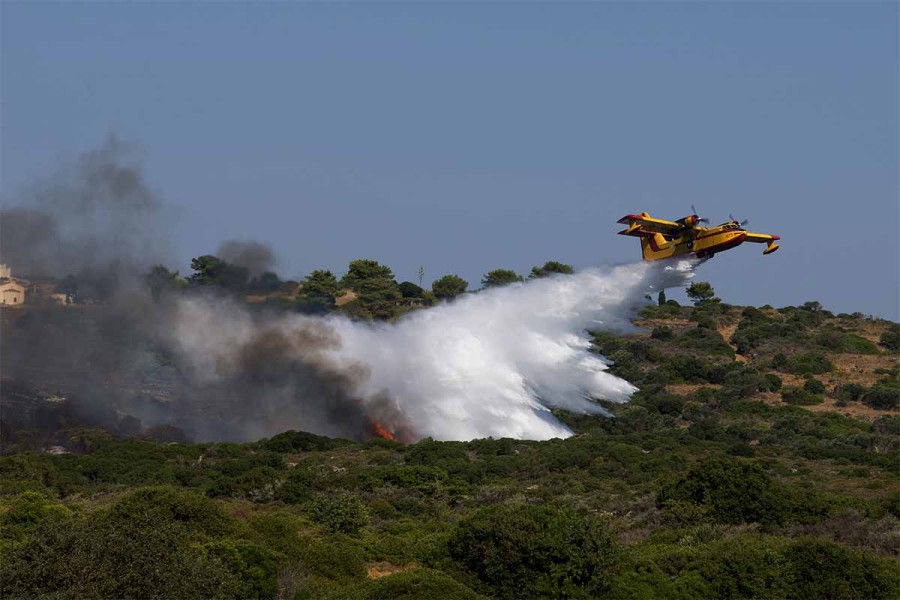 Φωτιά τώρα στα Κύθηρα: Κρίσιμη παραμένει η κατάσταση - Μεγάλη μάχη με τις αναζωπυρώσεις