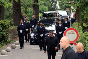 Τζόρτζιο Αρμάνι: Στη Ριβάλτα της βόρειας Ιταλίας τελείται η κηδεία του – Συγγενείς και κοντινοί φίλοι λένε το τελευταίο «αντίο»