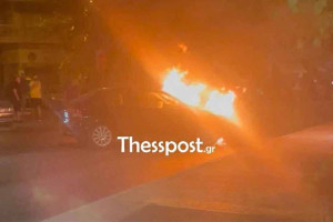 Αυτοκίνητο «καρφώθηκε» σε βιτρίνα μαγαζιού στη Θεσσαλονίκη - Τραυματίστηκε ελαφρά ο οδηγός (video)