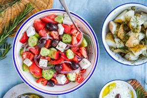 Πώς η ταπεινή Χωριάτικη Σαλάτα κατέκτησε τον Πλανήτη; Το μυστικό πίσω από το πιο διάσημο ελληνικό πιάτο