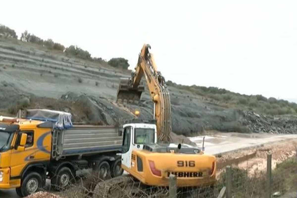 Ιόνια Οδός: Μικροκατολισθήσεις συνεχίζονται, γεωλόγοι παρακολουθούν την πλαγιά