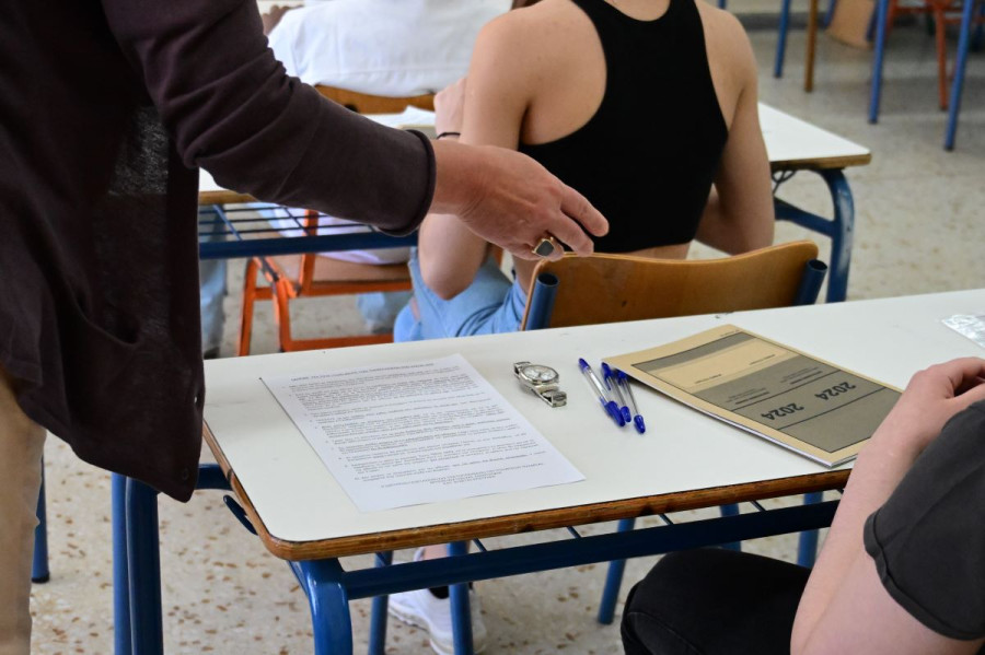 Πανελλαδικές 2025: Πώς ορίζονται οι επιτηρητές - Οι αυστηρές οδηγίες για τη συμπεριφορά στους υποψηφίους