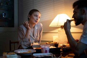 Τι ώρα πρέπει να τρώμε βραδινό κατά τους χειμερινούς μήνες - Το timing που βοηθά ύπνο και μεταβολισμό