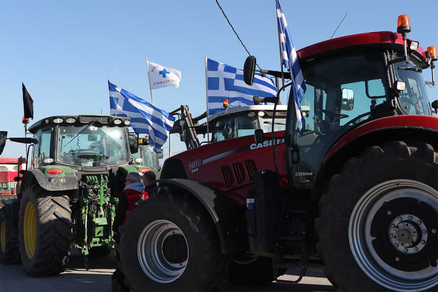 Αγρότες: Παραμένουν τα μπλόκα σε Μπράλο, Αταλάντη, Κάστρο - Ανοιχτή η Εθνική από Λαμία έως Αθήνα