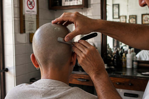 Ταϊλάνδη: Ήπιε ποτά αξίας 1.800 δολαρίων, δεν είχε να πληρώσει και ο μπάρμαν της ξύρισε το κεφάλι