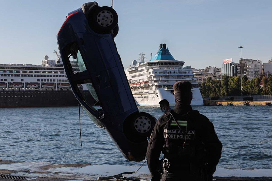 Τραγωδία στον Πειραιά: Τρεις νεκροί από την πτώση οχήματος στο λιμάνι