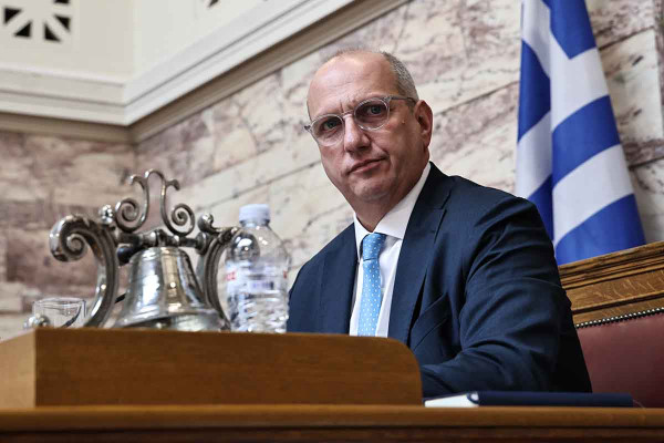 Οικονόμου: Διαφωνεί με Σκέρτσο, «ο ρόλος του βουλευτή δεν είναι να εξυπηρετεί, αλλά να αντιπροσωπεύει»