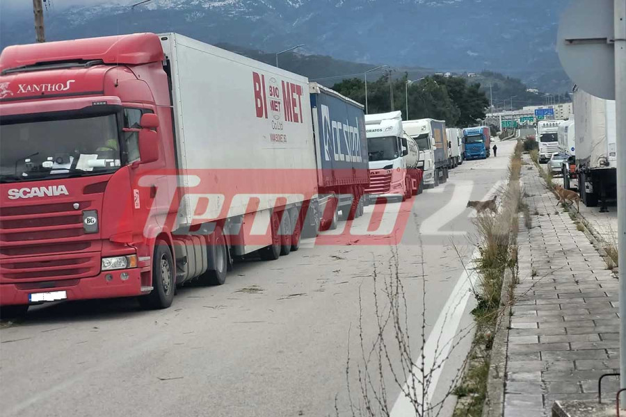 Κακοκαιρία στην Πάτρα: Oυρές από νταλίκες μετά το απαγορευτικό εξαιτίας των θυελλωδών ανέμων σε Πορθμείο Ρίου και Γέφυρα