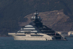 Μυστήριο με ρωσικό σούπερ γιοτ 500 εκατ. δολαρίων: Διέσχισε τα Στενά του Ορμούζ παρά τον αποκλεισμό