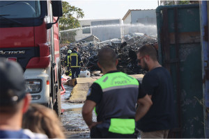 Φωτιά σε εργοστάσιο ανακύκλωσης υλικών στο Αιγάλεω – Διακοπή κυκλοφορίας
