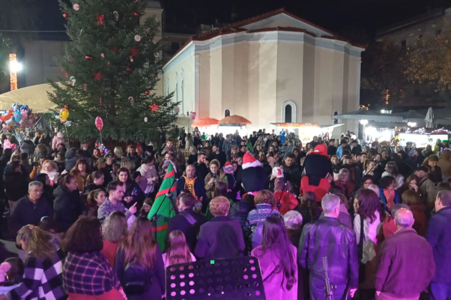 Η Αμαλιάδα άναψε το φως των Χριστουγέννων - Εντυπωσιακή έναρξη των εορταστικών εκδηλώσεων του Δήμου Ήλιδας