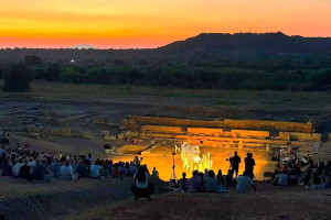Με μεγάλη επιτυχία και θερμό χειροκρότημα η επιστροφή του Αρχαίου Θεάτρου Ήλιδας στην πολιτιστική ζωή του τόπου