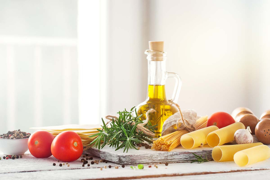 Τα μοναδικά δέκα υλικά που πρέπει να μη λείπουν ποτέ από την κουζίνα μας