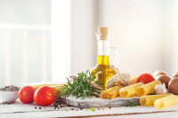 Τα μοναδικά δέκα υλικά που πρέπει να μη λείπουν ποτέ από την κουζίνα μας
