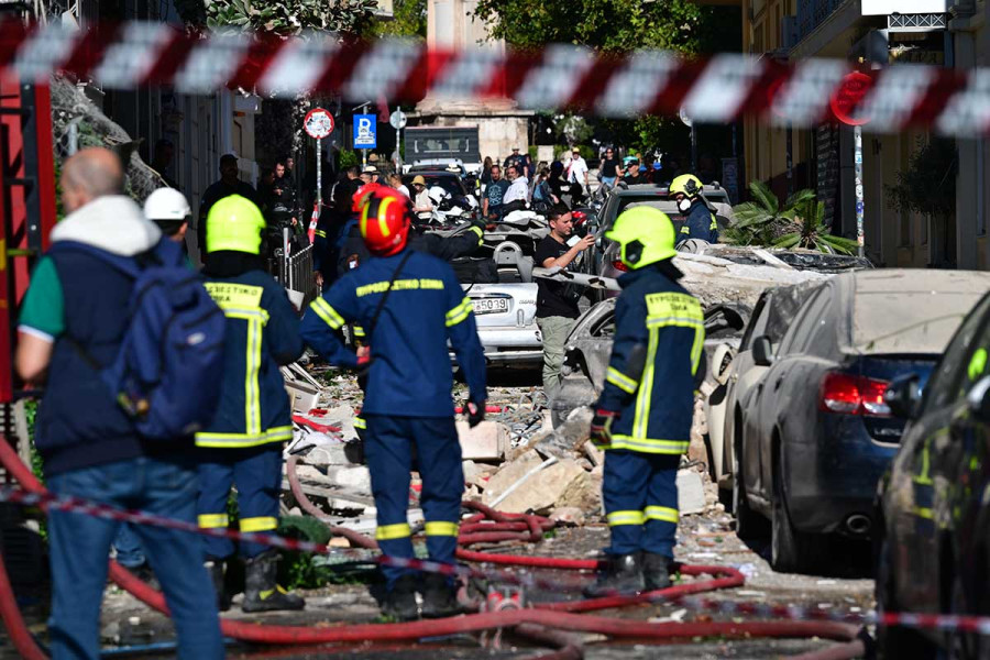Έκρηξη στην Πλάκα: Ξέσπασε φωτιά στο κτίριο που κατέρρευσε από διαρροή φυσικού αερίου