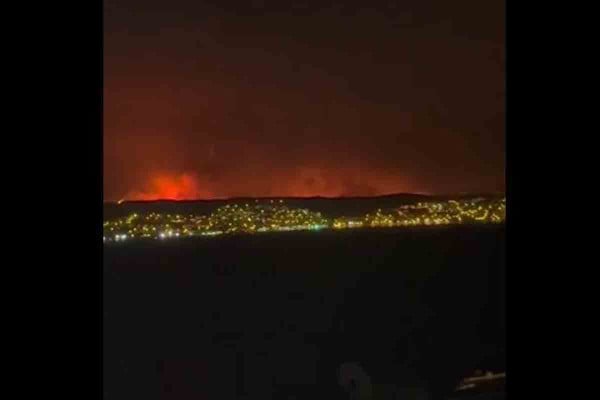 Μαίνονται οι πυρκαγιές στη Σμύρνη: Εκκενώθηκαν τουλάχιστον 10 οικισμοί, κάηκαν σπίτια και έχουν συλληφθεί 17 άτομα