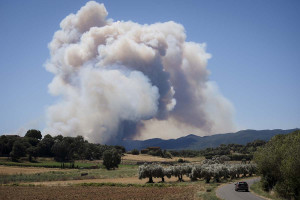 Σε πύρινο κλοιό η Ευρώπη: Μάχη με τις φλόγες σε Γαλλία, Ισπανία και Πορτογαλία