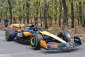 Μια McLaren F1 στη Φολόη... για τις ανάγκες διαφημιστικού