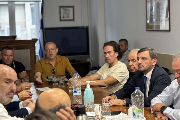 Ευρεία σύσκεψη με τον υφυπουργό Οικονομικών μετά από την πρωτοβουλία Ανδρέα Νικολακόπουλου