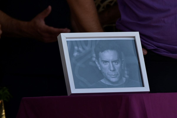 Ξεκίνησε η κηδεία του Γιώργου Μαζωνάκη - Πλήθος κόσμου στο τελευταίο χειροκρότημα - Καλλιτέχνες, πολιτικοί, επιχειρηματίες δίνουν το «παρών»