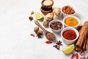 Τρία μπαχαρικά που αλληλεπιδρούν με φάρμακα