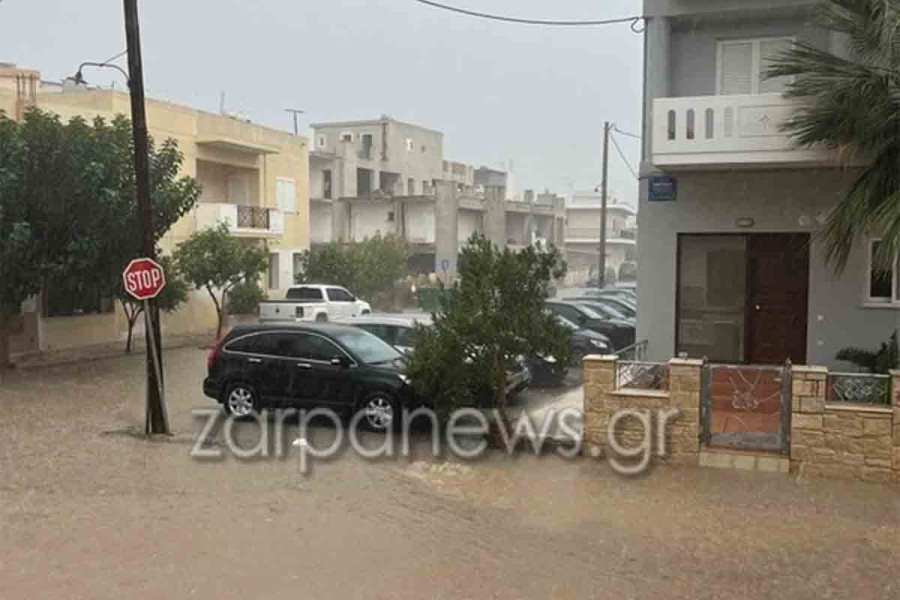 Στο «έλεος» της κακοκαιρίας η Κρήτη: «Ποτάμι» οι δρόμοι σε Ηράκλειο και Χανιά (video)