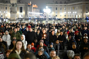 Πάπας Φραγκίσκος: Νέα ενημέρωση από το Βατικανό – Προσευχές στην πλατεία του Αγίου Πέτρου