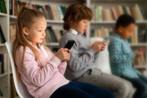 Όταν το scroll γίνεται εξάρτηση: Ο εθισμός στο διαδίκτυο «χτυπά» πλέον και παιδιά δημοτικού