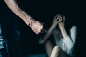 ΠΟΥ: Σχεδόν μία στις τρεις γυναίκες έχει βιώσει ενδοοικογενειακή ή σεξουαλική βία