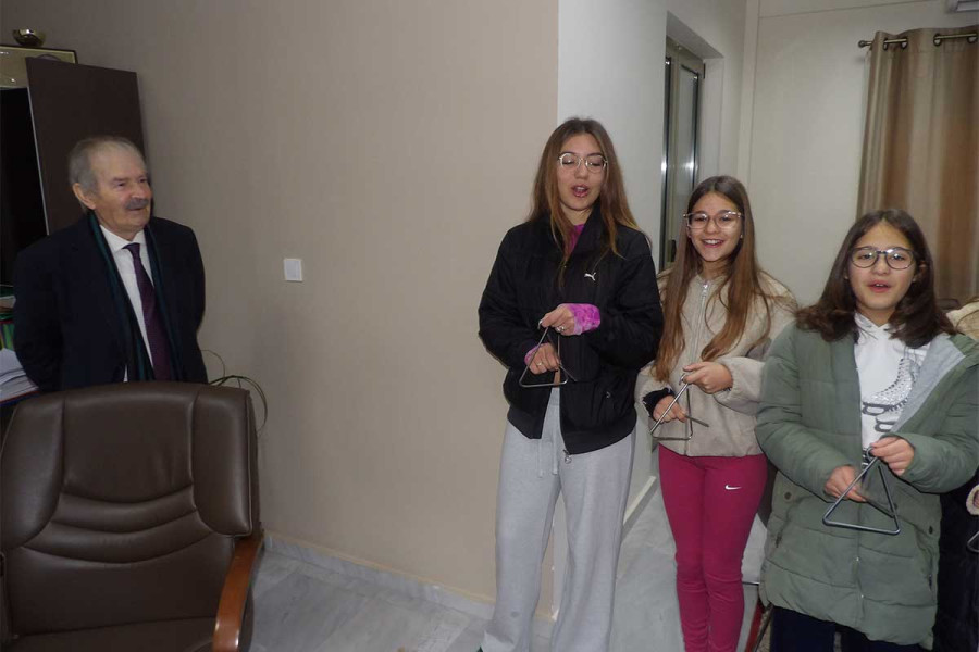 Δεκάδες παιδιά έψαλλαν τα κάλαντα στο Δήμαρχο Ανδρίτσαινας-Κρεστένων Σάκη Μπαλιούκο