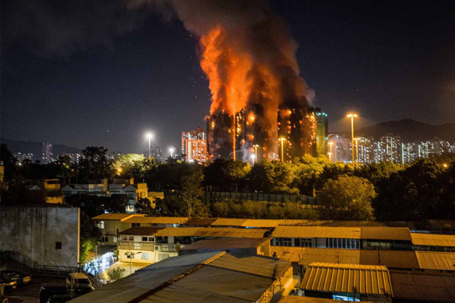 Αδιανόητη καταστροφή στο Χονγκ Κονγκ: Τουλάχιστον 12 νεκροί στους φλεγόμενους πύργους (Live εικόνα)