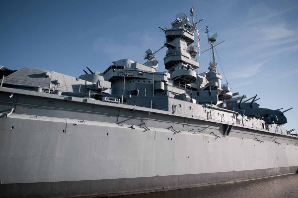Πλοίο του πολεμικού ναυτικού των ΗΠΑ έμεινε για 4 μέρες χωρίς ρεύμα στη νότια κινεζική θάλασσα