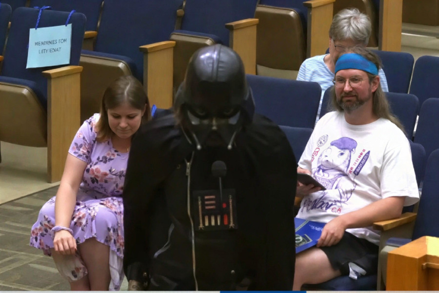Σουρεάλ καταστάσεις: Ο Darth Vader σε δικαστήριο για να υπερασπιστεί τις κάμερες παρακολούθησης