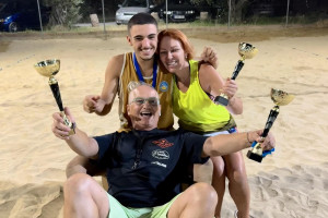 Η φωτογραφία του Ασημάκη Διονυσόπουλου με τους γονείς του, από την ανάρτηση του πατέρα του.