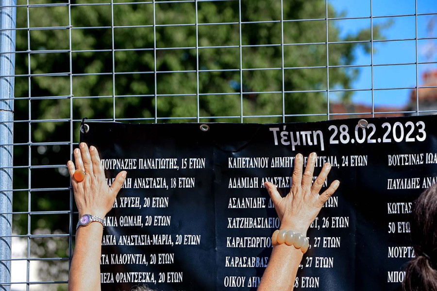 Τέμπη: Συγκλόνισαν το ακροατήριο οι οικογένειες Βλάχου και Πλακιά