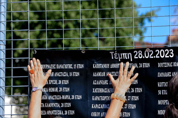 Τέμπη: Συγκλόνισαν το ακροατήριο οι οικογένειες Βλάχου και Πλακιά