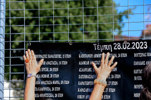 Τέμπη: Συγκλόνισαν το ακροατήριο οι οικογένειες Βλάχου και Πλακιά