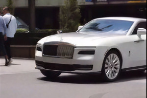 Με πολυτελή Rolls-Royce έφτασε ο κουρέας του Λαμίν Γιαμάλ για το νέο του look - Βίντεο