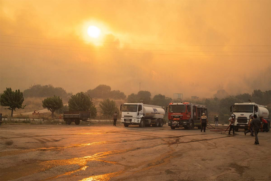 Ανεξέλεγκτη η φωτιά στη Σμύρνη: Πύρινος εφιάλτης κοντά στην Τσέσμε – Συγκλονιστικά βίντεο