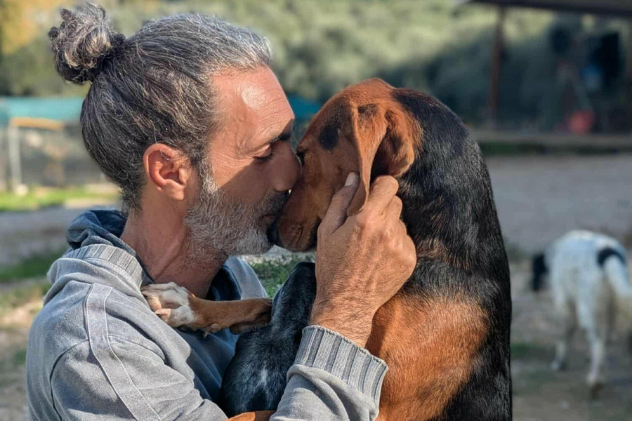 Όταν οι καμπάνες την Ανάστασης χτυπούν εκείνος ψιθυρίζει «Μη φοβάσαι», σ’ ένα καταφύγιο αδέσποτων ζώων στην Κρέστενα